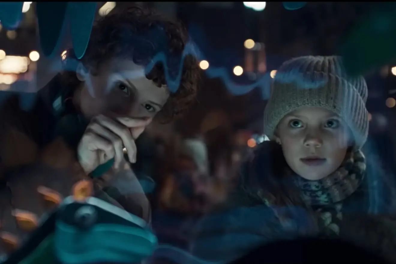 Kadras iš Telia kalėdinės reklamos „Kalėdos – visokios. Ir visos jos Kalėdos“. 2024 m.