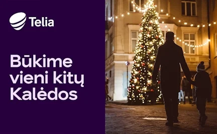 Žmogus su vaiku eina link Kalėdų eglės