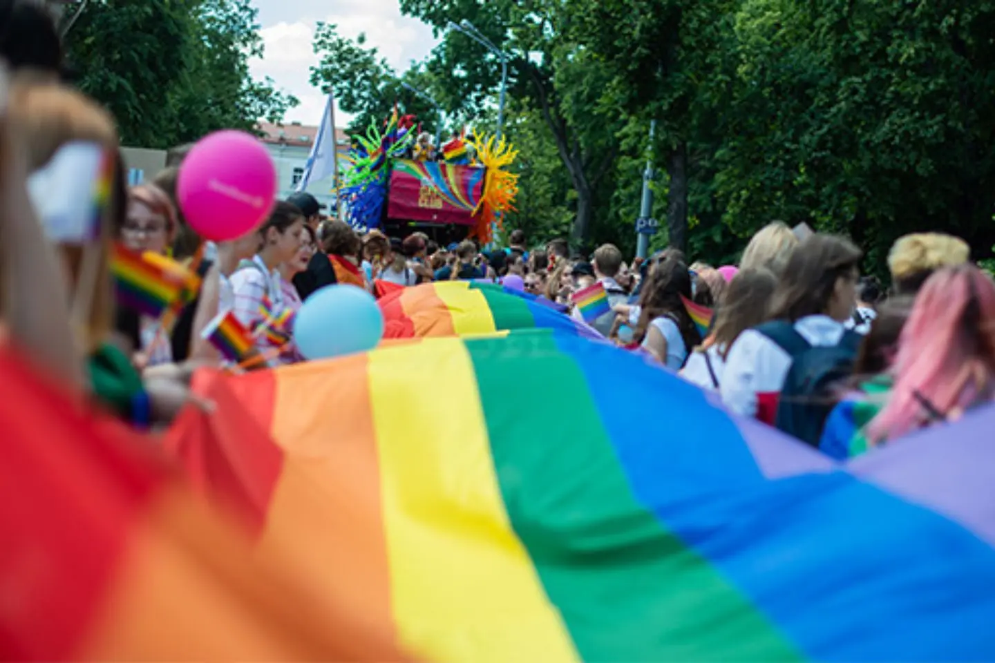 LGBTQ vėliavos nešimas PRIDE eitynių metu