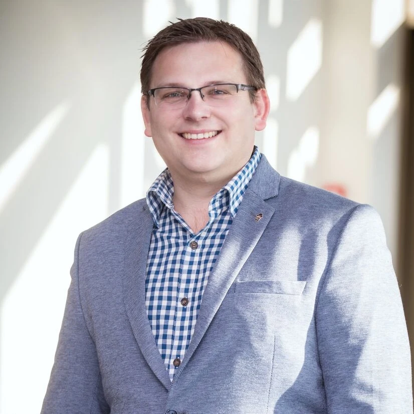 Tomas rūpinasi, kad „Telia Play“ žiūrovai vienoje vietoje rastų kuo daugiau mėgstamo turinio – nuo TV kanalų ir sporto transliacijų iki „Netflix“, „Disney+“ ar „HBO Max“. Jo kasdienybė – derybos su tarptautiniais partneriais, rinkos analizės ir naujų galimybių paieškos. Tomui įdomu, kaip keičiasi žmonių žiūrėjimo įpročiai ir ko jie tikisi iš televizijos. O laisvalaikiu jis ir pats tampa aistringu žiūrovu – nepraleidžia nei svarbiausių sporto įvykių, nei garsiausių kino premjerų.