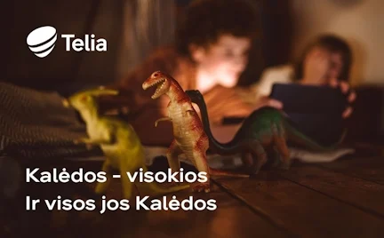 Žaisliniai dinozaurai ant stalo, o fone vaikai naudojasi planšete