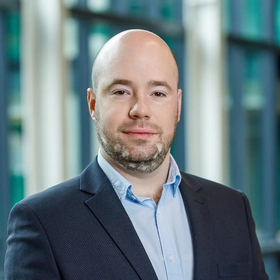 Simono sritis – „Telia Hosting“ paslaugos. Jis rūpinasi, kad verslai galėtų lengvai paleisti savo svetaines, patogiai jas valdyti ir prireikus auginti kartu su savo poreikiais. Simonas gerai žino, kad hostingas daugeliui gali atrodyti techniška tema, todėl siekia ją paaiškinti paprastai ir praktiškai.