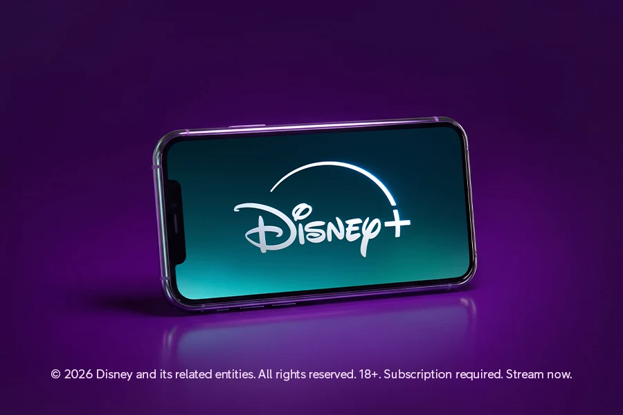 Išmanusis telefonas su Disney+ logotipu ekrane, violetiniame fone matoma 30 % nuolaidos žyma.