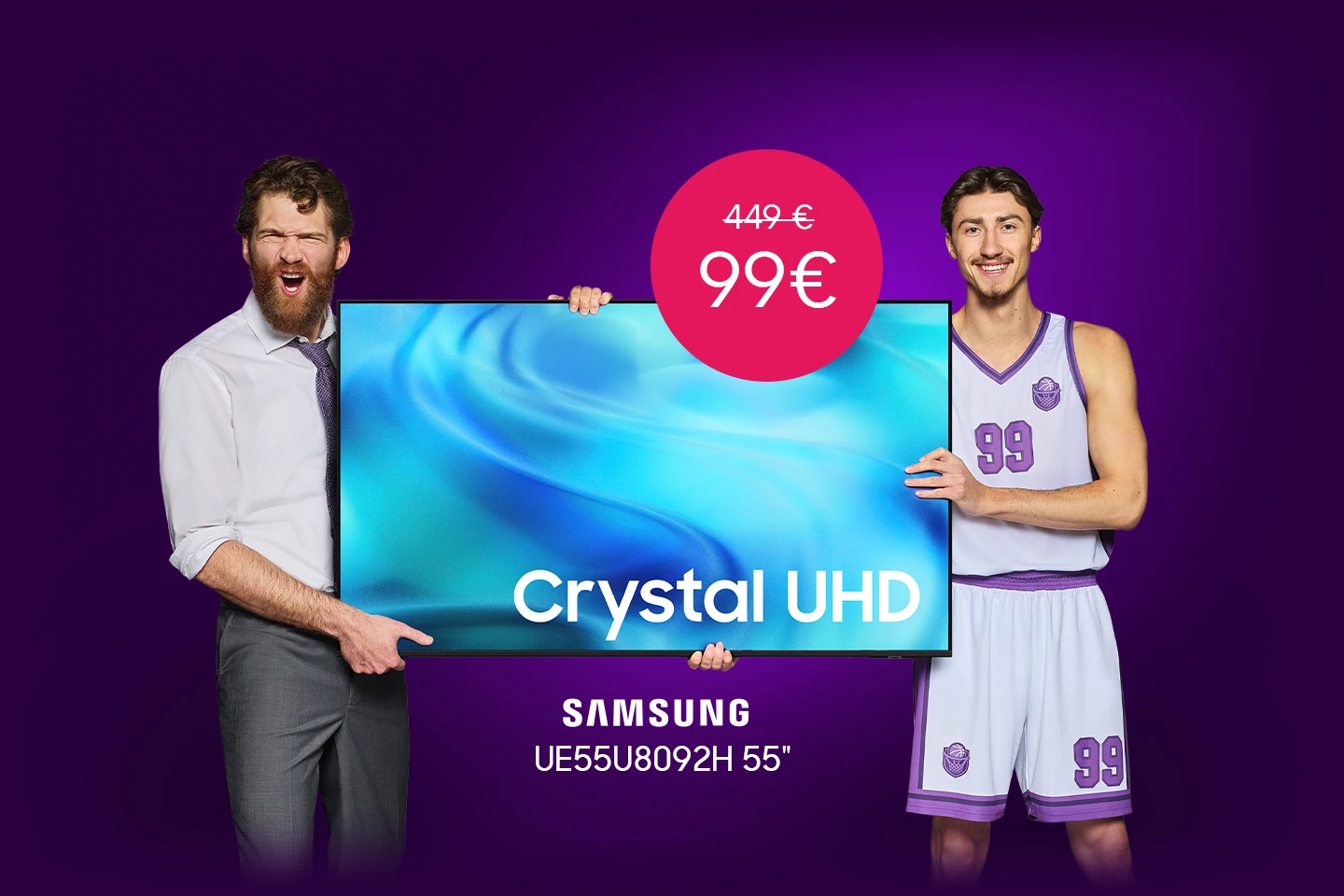 Du žmonės laiko „Samsung Crystal UHD“ 55 colių televizorių. Virš televizoriaus rodoma akcijos kaina: vietoje 449 € siūloma 99 €. Violetinis reklaminis fonas.