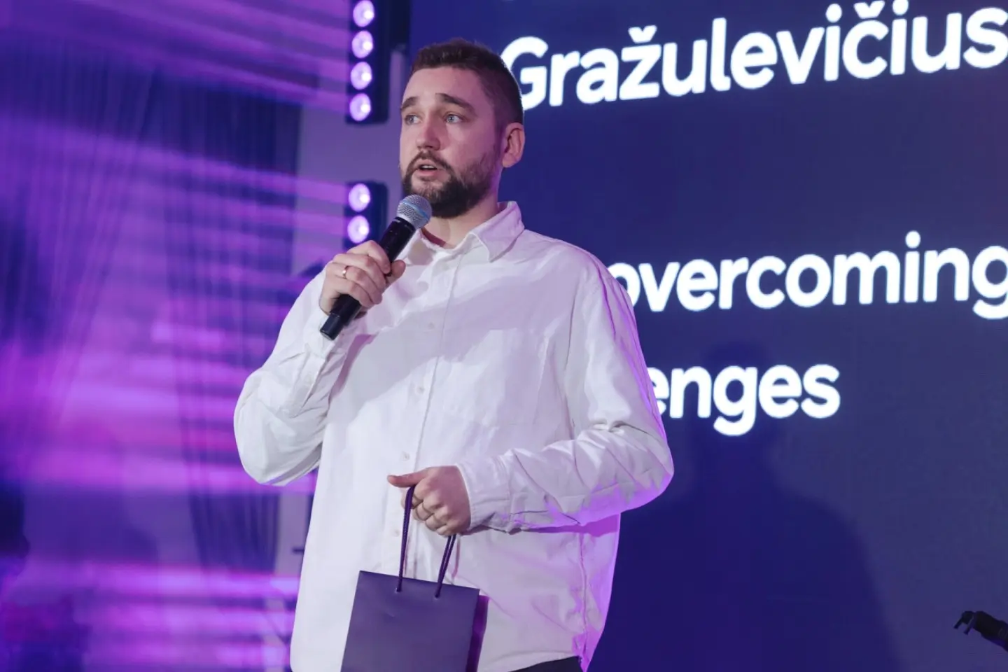 „Telia“ Techninių sprendimų vadovas Henrikas Gražulevičius sako kalbą People of Telia apdovanojimuose