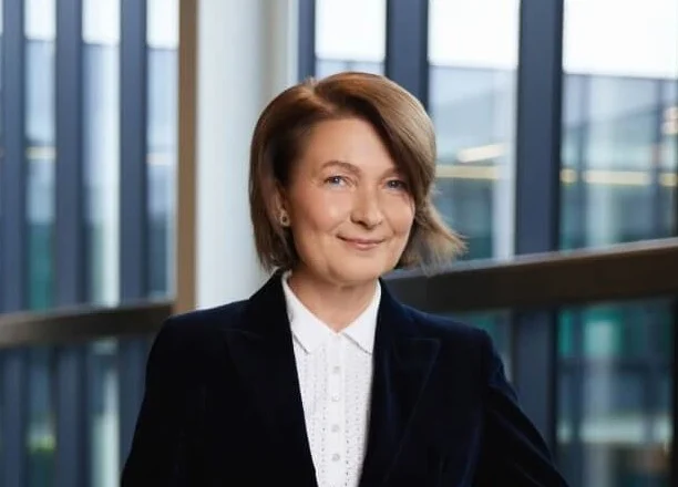 Jei „Telia“ būtų miestas, Daiva prižiūrėtų, kad taisyklės čia būtų aiškios ir teisingos, o kartu kurtų gerą atmosferą, kad visi gyventojai jaustųsi laimingi dirbdami savo darbus. Besirūpindama klientais, Daiva prisiliečia prie įdomiausių teisinių kompetencijų – e. ryšių reguliavimo, duomenų apsaugos, dirbtinio intelekto, saugumo. O kartu su Žmonių ir kultūros komanda rūpinasi „Telia“ namais, kad juose būtų kiekvienam gera kurti ir augti. 