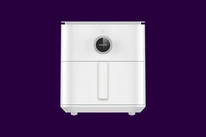 Balta „Xiaomi“ oro gruzdintuvė pavaizduota iš priekio violetiniame fone. Matosi valdymo ratukas viršuje ir stalčiaus rankena priekyje.