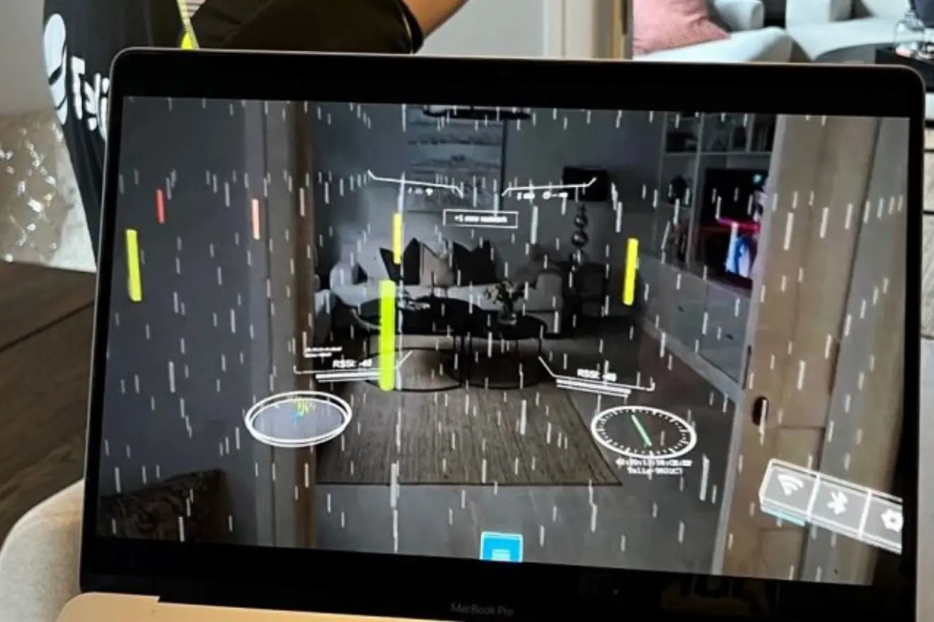 Naudojant „Magic Leap AR“ akinius su „SeeSignal“ programine įranga kompiuterio ekrane matomi patalpoje sklindančių „Wi‑Fi“ tinklų signalai ir jų charakteristikos.
