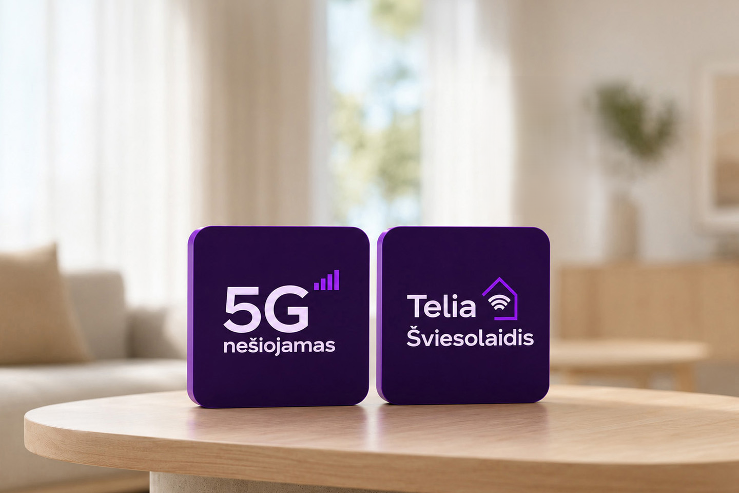„Du violetiniai kubeliai ant medinio stalo, kairėje užrašas „5G nešiojamas“, dešinėje – „Telia Šviesolaidis“, fone matoma šiuolaikiška svetainė.