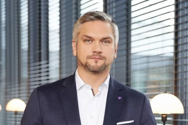 Aurimas rūpinasi, kad „Telia“ verslo klientai gautų sprendimus, kurie padeda jiems augti greičiau ir dirbti užtikrinčiau. Jis su komanda padeda įmonėms išsirinkti tinkamiausias ryšio, IT ir technologijų paslaugas, kad šios kurtų realią vertę – nuo saugesnio darbo debesyje iki patikimesnio ryšio kasdieniams procesams. Aurimas gerai supranta verslo poreikius, todėl visada ieško sprendimų, kurie būtų ne tik techniškai pažangūs, bet ir praktiškai naudingi.