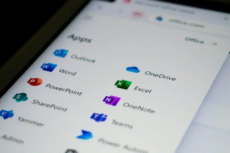 Kompiuterio ekrane matomas „Microsoft 365“ programų meniu su „Outlook“, „Word“, „Excel“, „PowerPoint“, „Teams“, „OneDrive“, „SharePoint“ ir kitomis produktyvumo programomis.