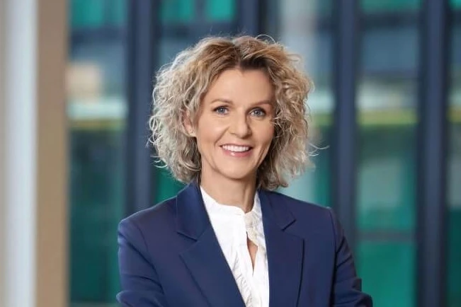 Lina – „Telia“ privačių klientų padalinio vadovė. Ji „Telia“ pasaulyje jungia viską, kas susiję su klientu: nuo pirmo skambučio ar apsilankymo salone iki sprendimų, kurie pagerina patirtį visoje organizacijoje. Linos komanda klausosi, analizuoja, reaguoja ir nuolat ieško būdų, kaip kiekvienas „Telia“ klientas jaustųsi išgirstas ir svarbus. Ar tai būtų klientas, ar šeimos narys – Linos pasaulyje svarbiausia, kad visi jaustųsi gerai.