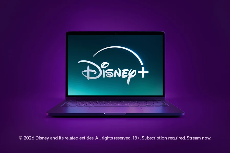 Nešiojamas kompiuteris su Disney+ logotipu ekrane, violetiniame fone matoma 30 % nuolaidos žyma.