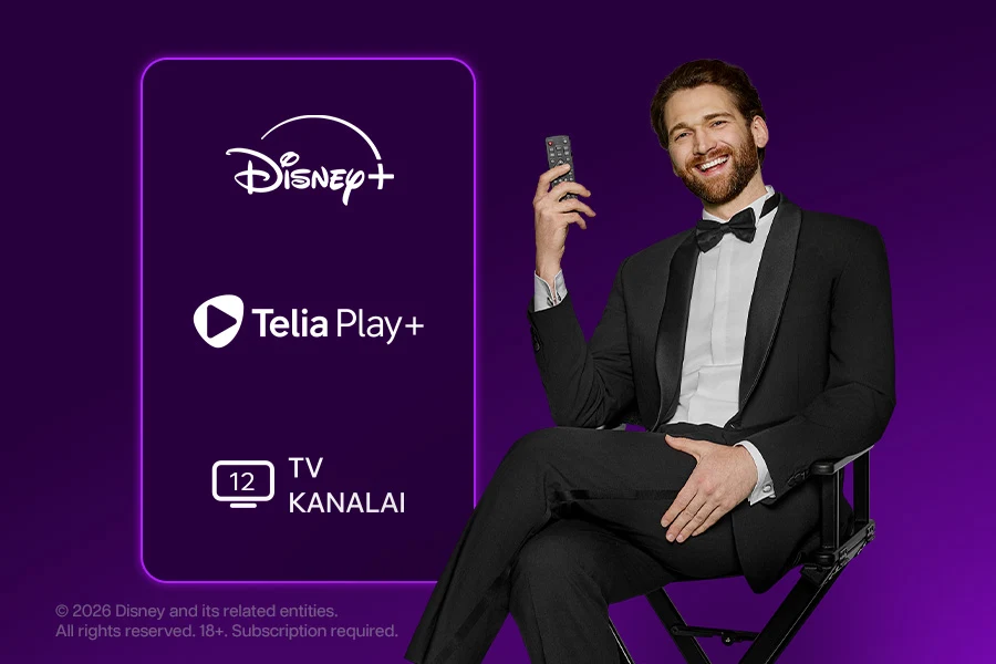 Aktorius Kęstutis Cicėnas prie Disney+, Telia Play+ ir TV kanalų plakatu už nugaros