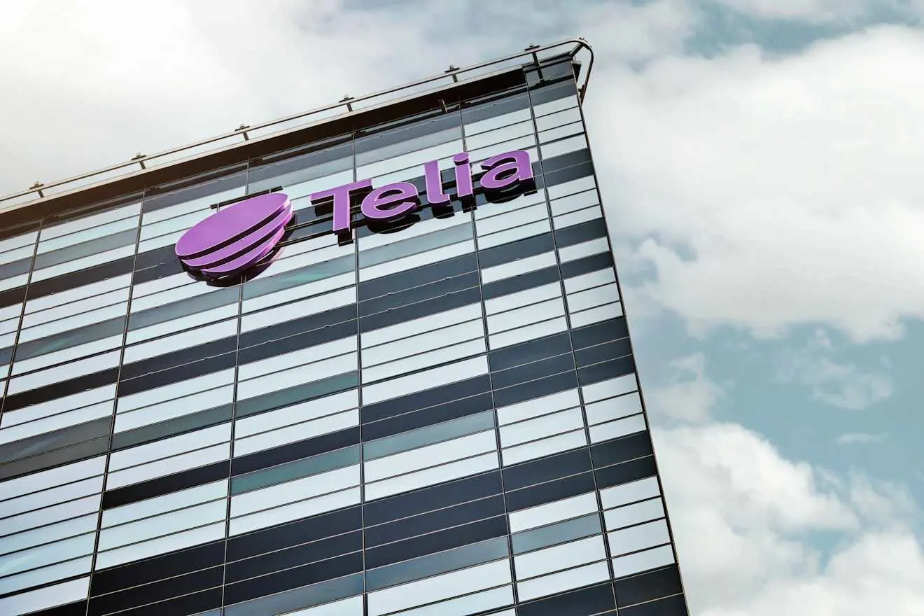 Iš apačios Telia biuro iškaba ant stiklinio ofiso pastato