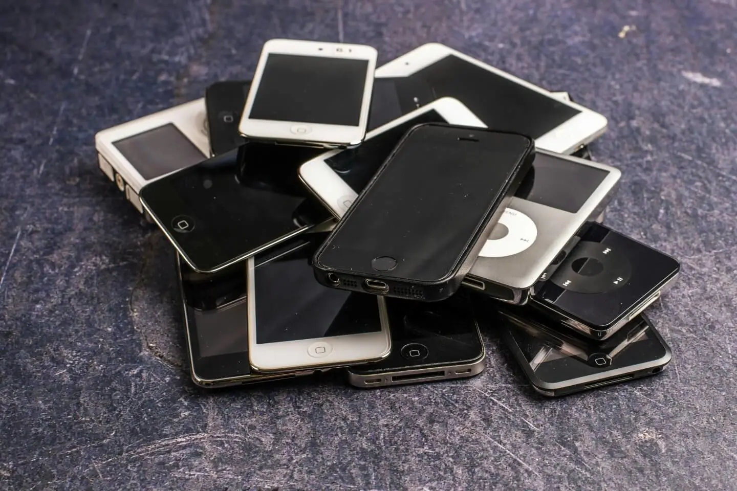 panaudoti išmanieji telefonai ir grotuvai sumesti į krūvą