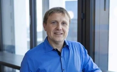 Ramūnas valdo visas „Telia“ mobiliojo ryšio radijo bangas – nuo bazinės stoties iki jūsų telefono ir atvirkščiai. Jis planuoja, kur stovės bokštai ir antenos, kokiais dažniais, greičiais ir galia skries jūsų gigabitai. O jei futbolo stadione ar parke bus megažvaigždės koncertas, transliuodami jį tiesiogiai savo telefone galėsite garsiai šaukti: „ačiū, Ramūnai“.
