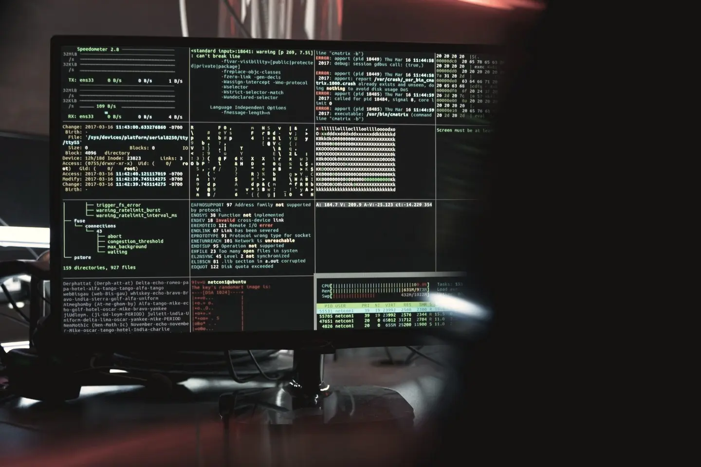 Kompiuterio monitoriuje rodomi keli terminalo langai su programavimo kodu, sistemos duomenimis ir klaidų pranešimais.