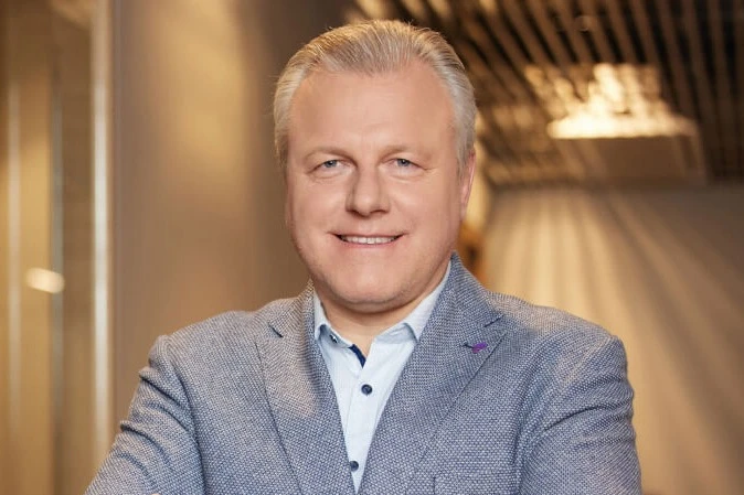 Vytautas Bučinskas yra „Telia“ saugumo, tvarumo ir tvarkos ramstis. Jam svarbiausia, kad klientai ir darbuotojai jaustųsi ramiai, o įmonės kasdienybė vyktų darniai ir saugiai. Jo dėka, absoliučiai didžioji dalis įmonės transporto yra elektromobiliai, o „Telia“ veikla atitinka aukščiausius tvarumo standartus. 