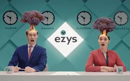Du naujienų vedėjai sėdi prie studijos stalo su „Ežys“ logotipu, o virš jų galvų pavaizduoti stilizuoti sprogimo debesys.