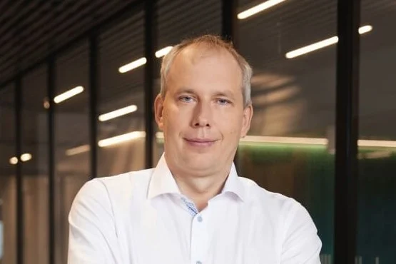Arūnas vadovauja komandai, kuri palaiko visą „Telia“ tinklą. Nuo jo darbo priklauso, ar klientai turės gerą šviesolaidį, greitą 5G internetą ir patikimą mobilųjį ryšį. Arūnas pasirūpino, kad „Telia“ pirmieji Lietuvoje galėtų teikti 5G ryšio paslaugas. Jis siekia, kad kiekvienas klientas jaustų kokybę. Lyderystę rodo ne tik darbe – laisvalaikiu Arūnas dalyvauja triatlono varžybose ir visada siekia geriausio rezultato.