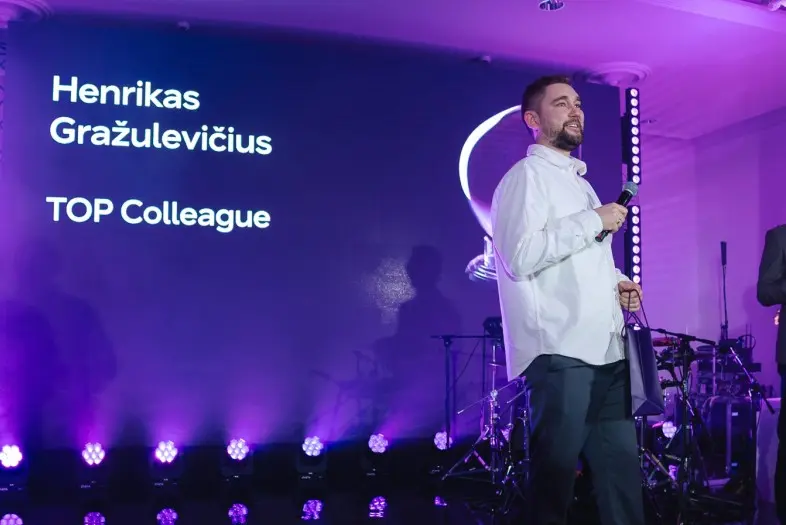 „Telia“ Techninių sprendimų vadovas Henrikas Gražulevičius gauna "TOP Colleague" apdovanojimą