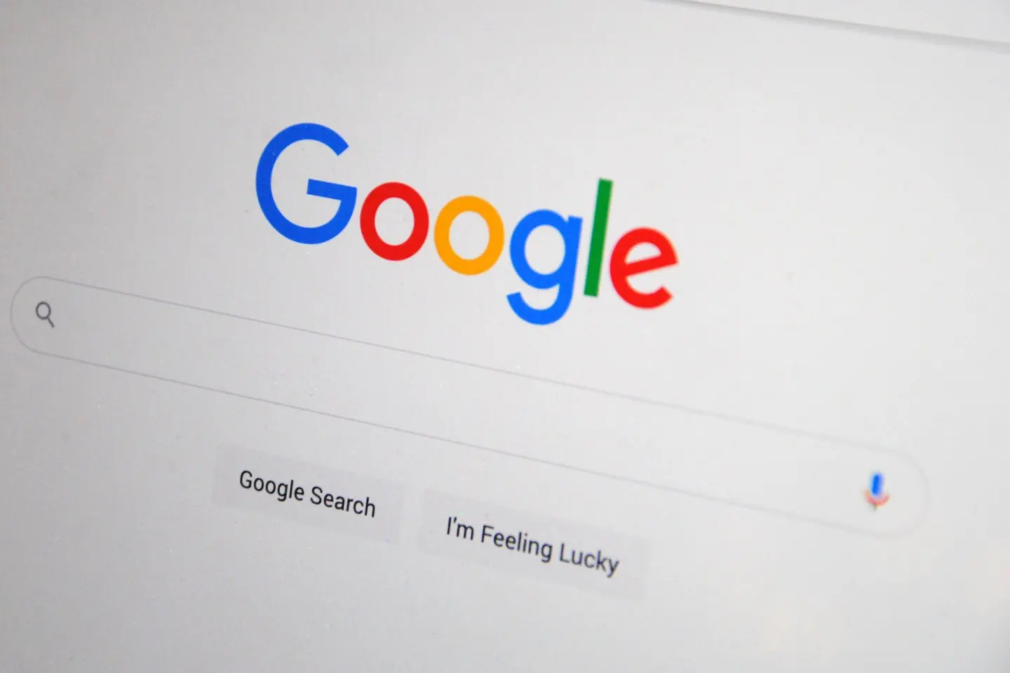 „Google“ paieškos sistemos pradžios puslapis su paieškos laukeliu kompiuterio ekrane.