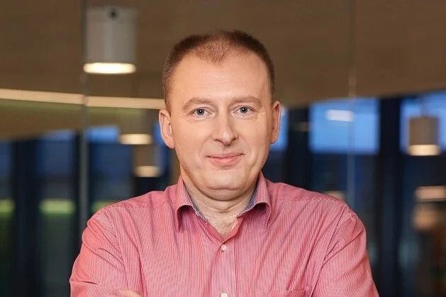 Tomas Grinevičius yra balso ir SMS paslaugų architektas, jis pritaiko technologinius sprendimus klientams. Tomas rūpinasi, kad skambučiai ir žinutės atlieptų vartotojų lūkesčius ir atitiktų reguliatorių reikalavimus. Jo darbas taip pat yra pritaikyti naujoves, kurios blokuotų telefoninių sukčių skambučius ir SMS. Būtent jis su komanda pirmasis Lietuvoje paleido VoLTE skambutį.