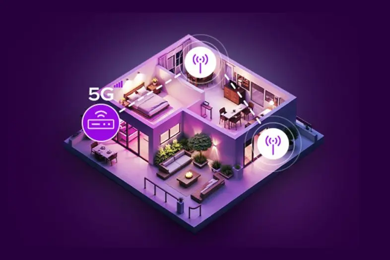 Modernaus namo 3D modelis su miegamuoju, svetaine ir terasa violetiniame fone. Aplink pastatą matomos 5G ir „Wi-Fi“ signalo piktogramos, rodančios ryšio aprėptį skirtingose erdvėse.