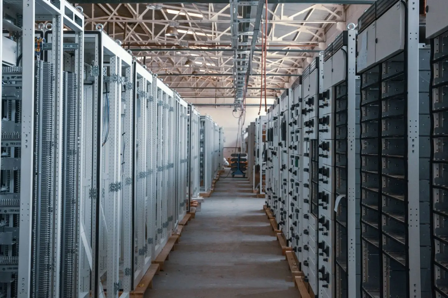 Serverių infrastruktūra duomenų centre su duomenų saugojimo ir atsarginių kopijų sprendimais verslo sistemų patikimumui užtikrinti.