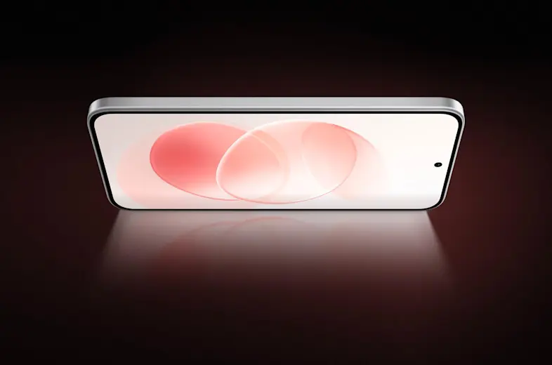 Išmanusis telefonas rodomas horizontaliai tamsiame fone. Ekrane matomas šviesus fonas su rausvais apskritimais, pabrėžiančiais didelį ir ryškų ekraną.