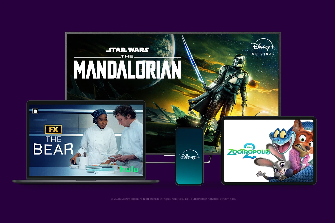 Skirtingi prietaisai (nešiojamas ir planšetinis kompiuteriai, telefonas ir televizorius) vaizduojantys Disney plus siūlomą katalogą