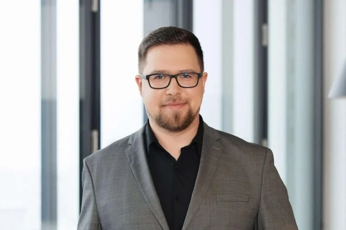 Jono sritis – mobiliųjų telefonų komercija. Jis nusprendžia, kokius telefonus matysime „Telia“ salonuose, ir formuoja asortimentą. Pavyzdžiui, būtent jis pasirūpino, kad „Telia“ pradėtų prekiauti „Google Pixel“ telefonais. Šis darbas Jonui yra ir aistra – jis yra tikras technologijų ir elektronikos entuziastas.