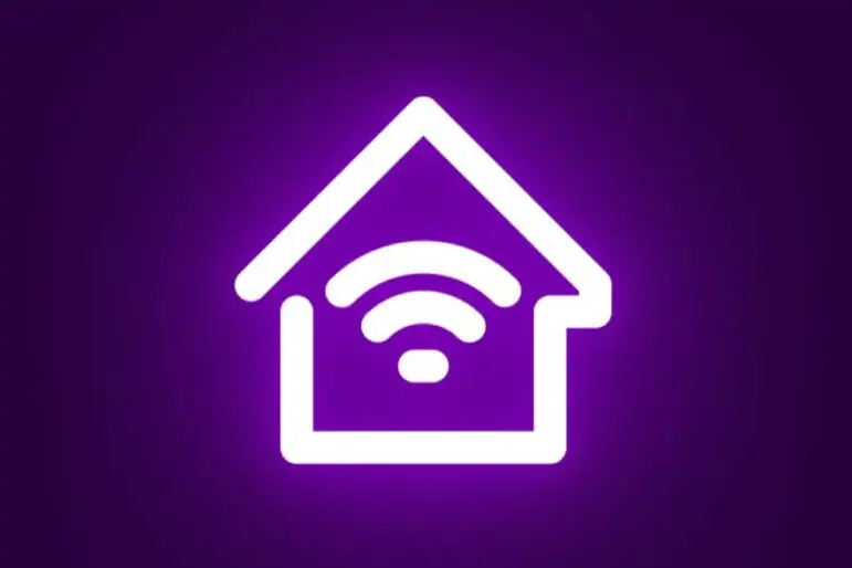 Balta namo piktograma su „Wi‑Fi“ signalu centre violetiniame fone. Ikona simbolizuoja namų internetą.