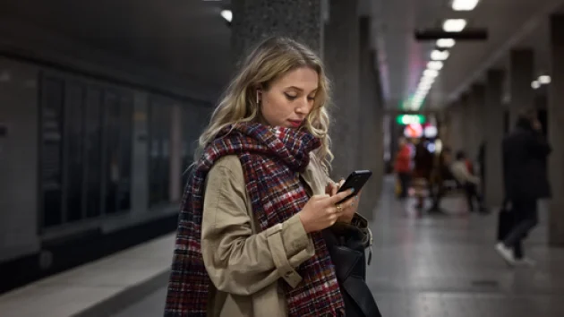 Mergina su telefonu metro