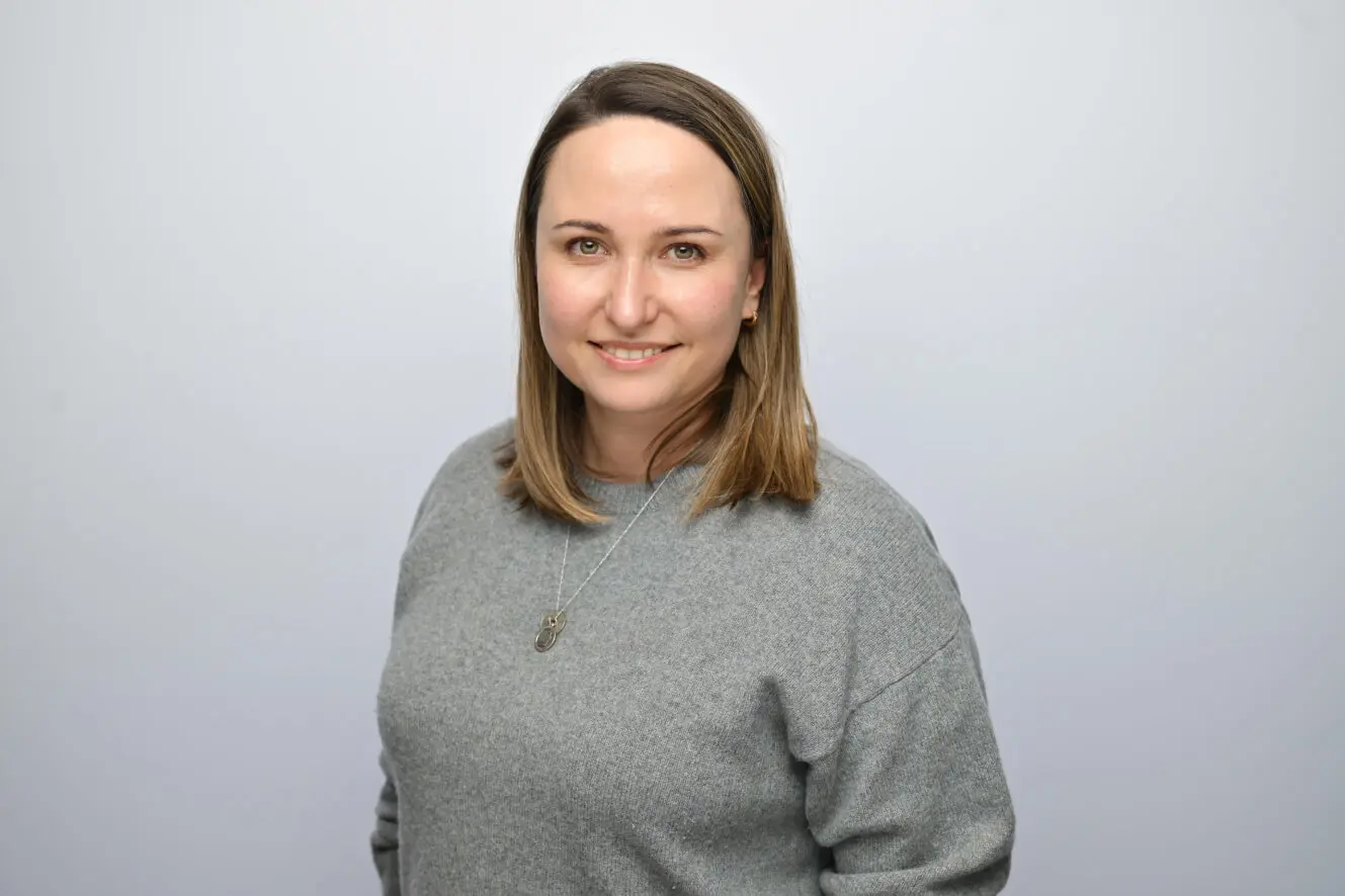 Agneta rūpinasi tuo, kad „Telia Play“ turinys būtų ne tik įvairus, bet ir vertas tavo laiko. Ji kasdien sprendžia, kokie filmai ir serialai pasiekia platformą – nuo didžiausių premjerų iki mažiau atrastų, bet stiprių istorijų. Turinys jai – ne tik darbas, bet ir pomėgis, todėl ji remiasi ne vien skaičiais, bet ir savo, kaip tikros kino entuziastės, jausmu. 