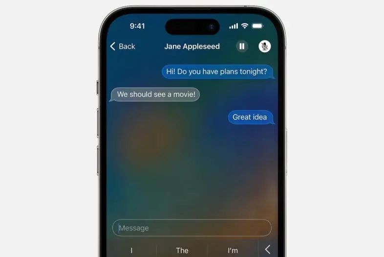 iPhone telefono ekrane matomas RTT skambučio susirašinėjimas. Pokalbio dalyviai tariasi dėl kino filmo, ekrano viršuje rodomi skambučio mygtukai.