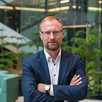 Paulius padeda „Telia“ orientuotis dirbtinio intelekto (DI) ir teisės pasaulyje. Jis yra profesorius ir dėsto Mykolo Romerio universitete. Ten jis taip pat vadovauja teisinių technologijų magistrantūros programoms. Be akademinės veiklos, Paulius dalyvauja Lietuvos ir Europos DI darbo grupėse ir vadovauja UNESCO Dirbtinio intelekto centrui. 