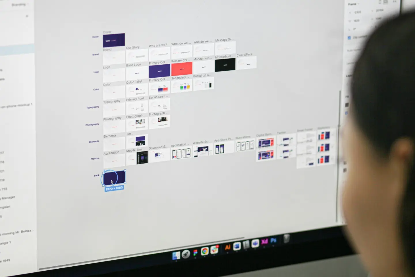 UX/UI komandos darbuotojas sprendžia dizaino klausimus ir dirba su Figma programa