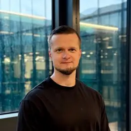 Karolis rūpinasi, kad internetas veiktų, kai namuose vienu metu vyksta „Teams“ susitikimas, žiūrimas „YouTube“ ar žaidžiama internetu. Tam reikia daugiau nei gero ryšio šiandien: jis planuoja tinklus, numato poreikius ir ieško sprendimų, kad interneto užtektų ir rytoj. Ne veltui vienas jo pomėgių – pokeris: planuojant tinklus svarbu numatyti kelis žingsnius į priekį. Tad jei visi namuose vienu metu naudojasi internetu ir niekas dėl jo nesibara, prie to greičiausiai prisidėjo ir Karolis.
