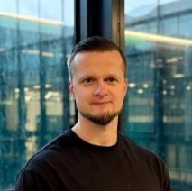 Karolis rūpinasi, kad internetas veiktų, kai namuose vienu metu vyksta „Teams“ susitikimas, žiūrimas „YouTube“ ar žaidžiama internetu. Tam reikia daugiau nei gero ryšio šiandien: jis planuoja tinklus, numato poreikius ir ieško sprendimų, kad interneto užtektų ir rytoj. Ne veltui vienas jo pomėgių – pokeris: planuojant tinklus svarbu numatyti kelis žingsnius į priekį. Tad jei visi namuose vienu metu naudojasi internetu ir niekas dėl jo nesibara, prie to greičiausiai prisidėjo ir Karolis.
