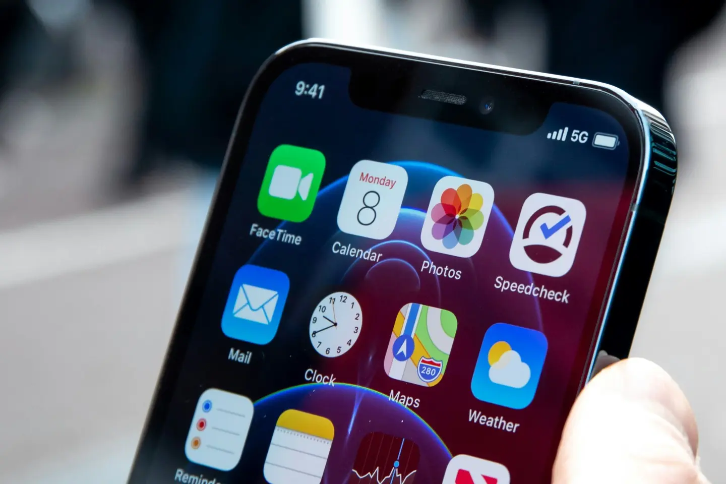 iPhone telefono ekranas, kuriame parodytas veikiantis 5G ryšys